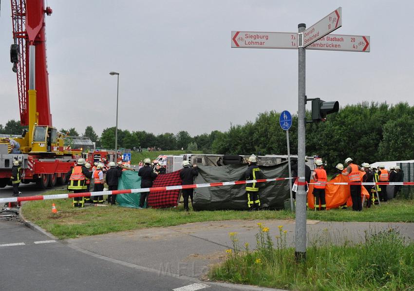 Schwerer Unfall mit Reisebus Lohmar Donrather Dreieck P503.JPG